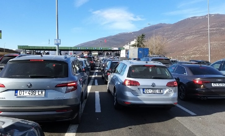 Kosova rikthen kontrollet ne kufi, fluks dhe radhe te gjata ne Morine